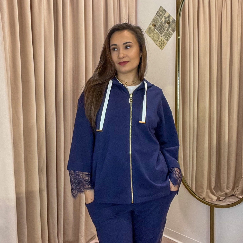 
                      
                        CASACO DE MALHA COM CAPUZ
                      
                    