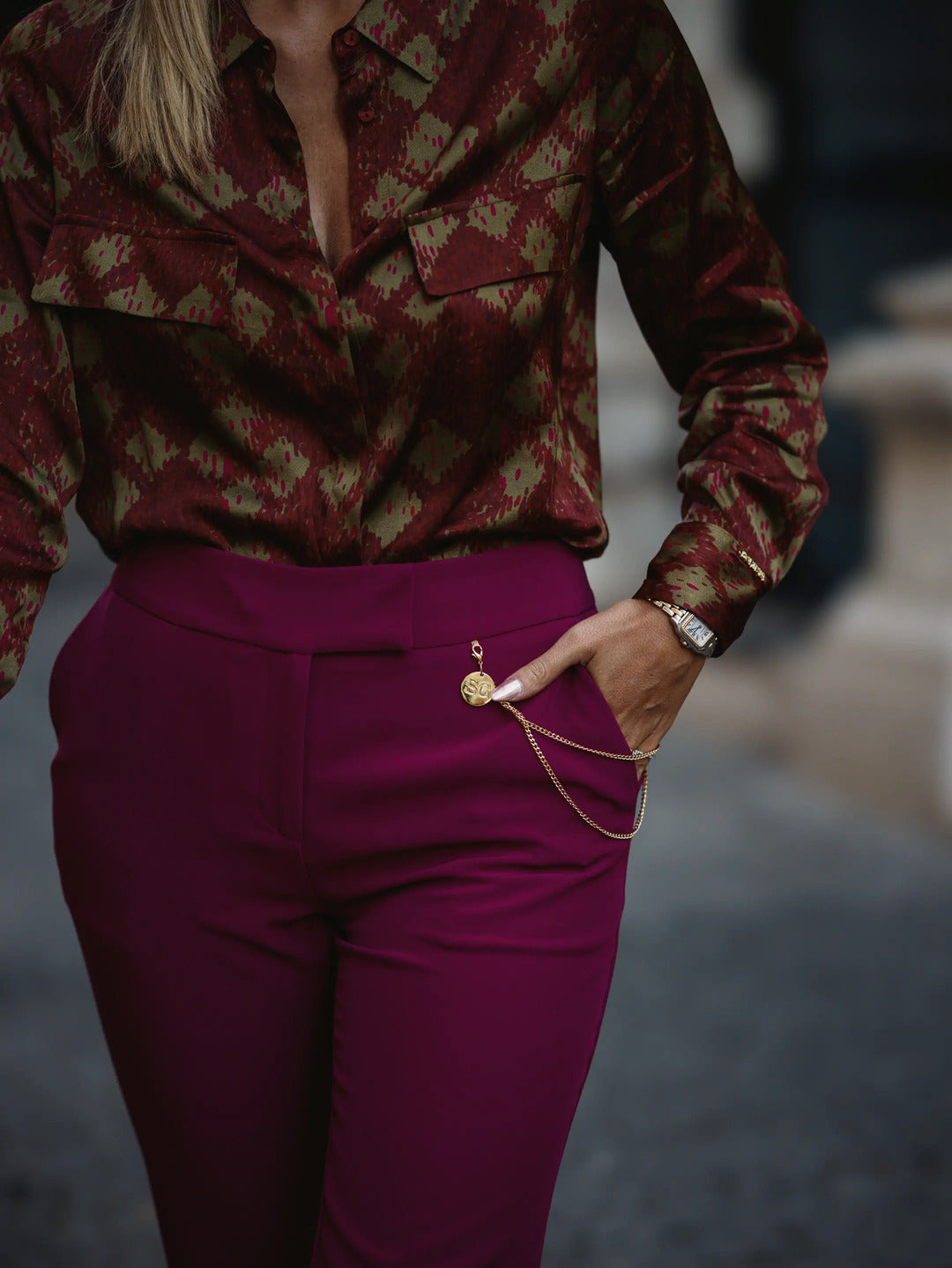 CALÇA CORTE RETO COM CORRENTE