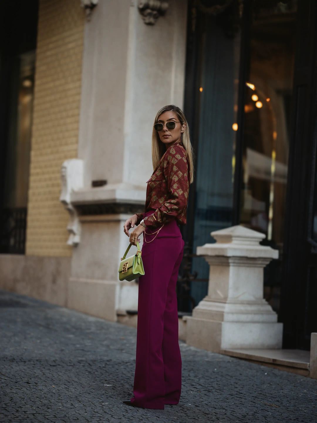 CALÇA CORTE RETO COM CORRENTE