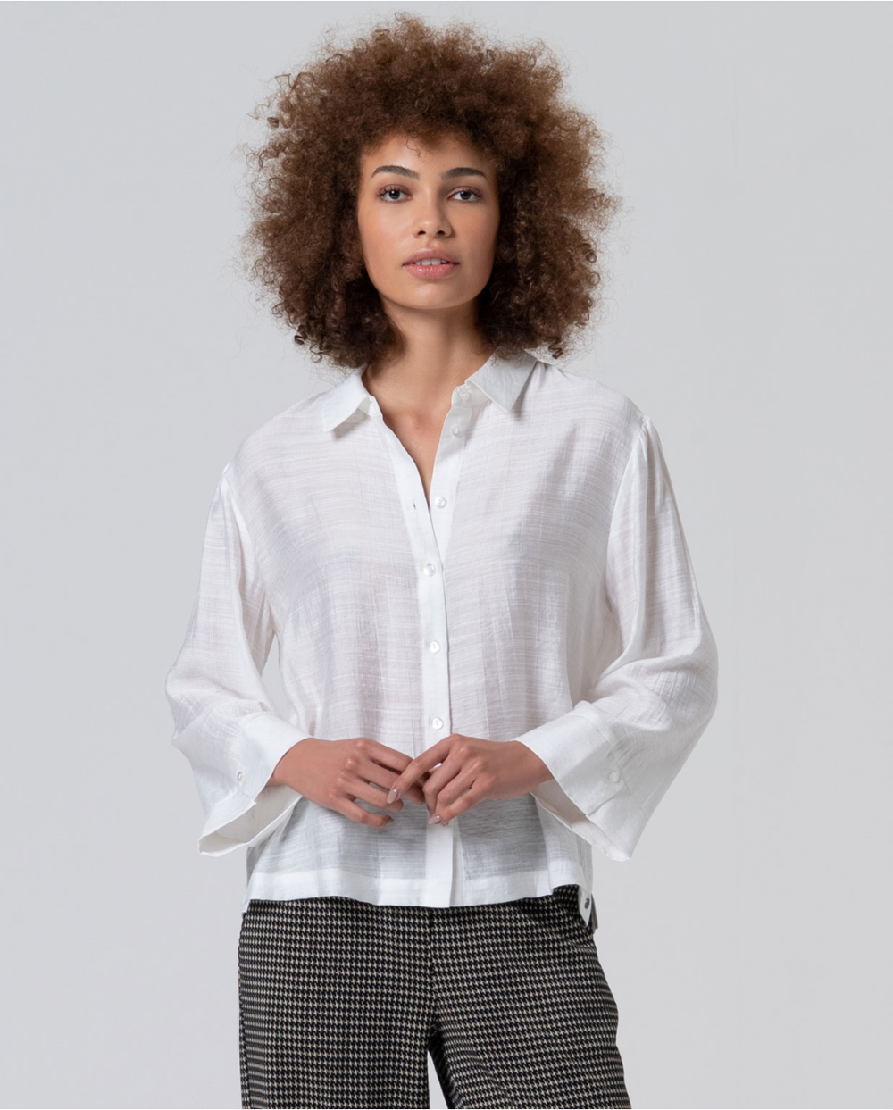 CAMISA COM MANGAS EM CAMPANA