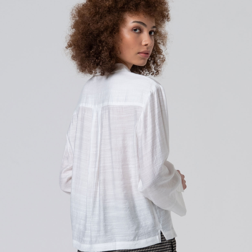 
                      
                        CAMISA COM MANGAS EM CAMPANA
                      
                    