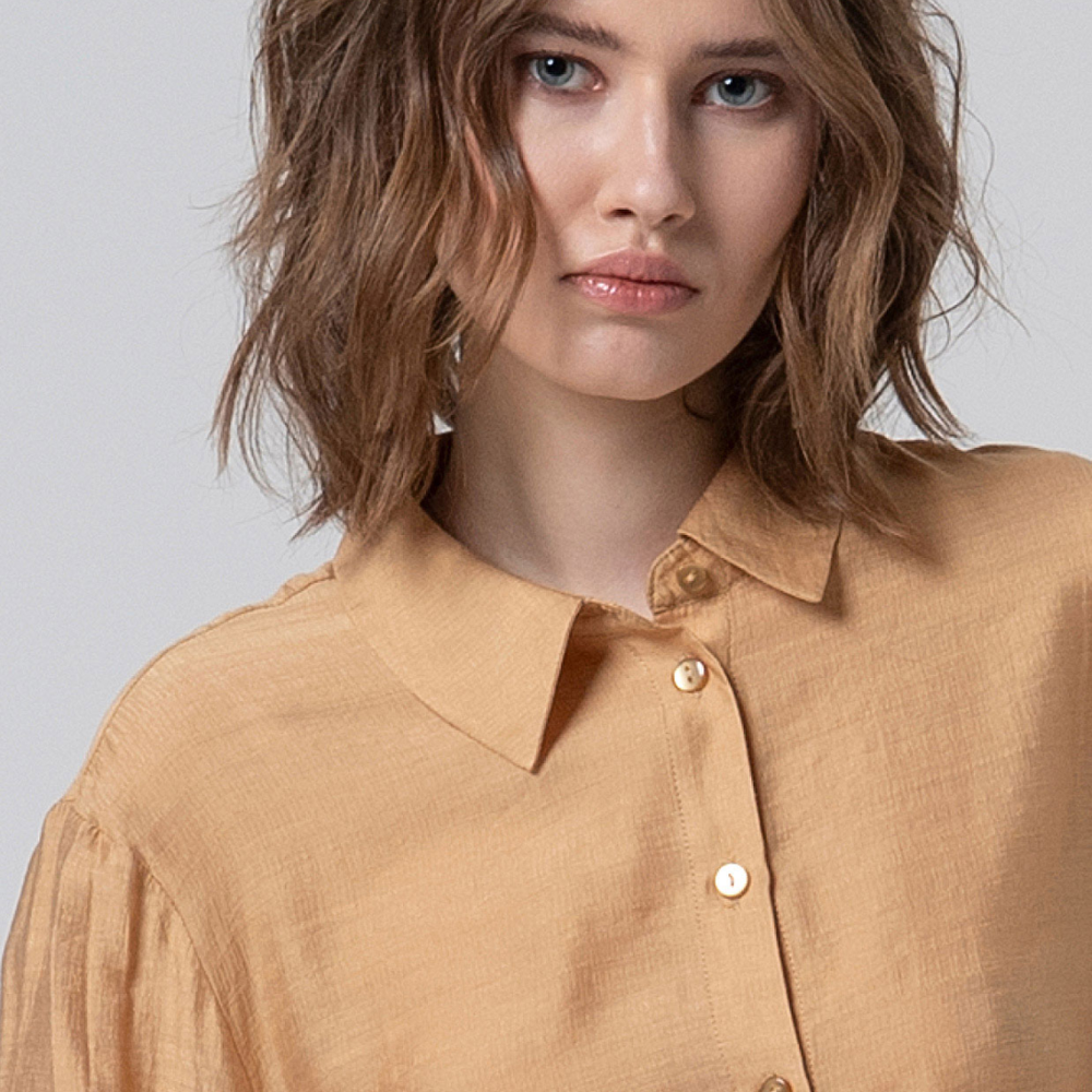
                      
                        CAMISA COM MANGAS EM CAMPANA
                      
                    