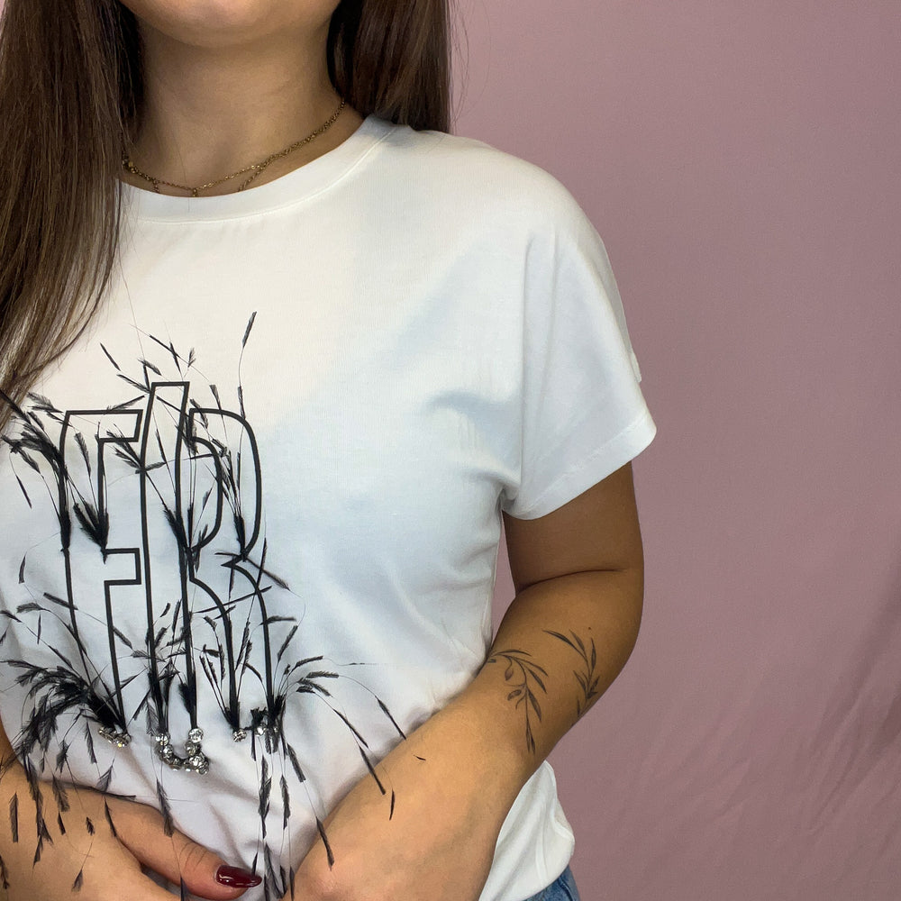 
                      
                        T SHIRT COM PLUMAS
                      
                    