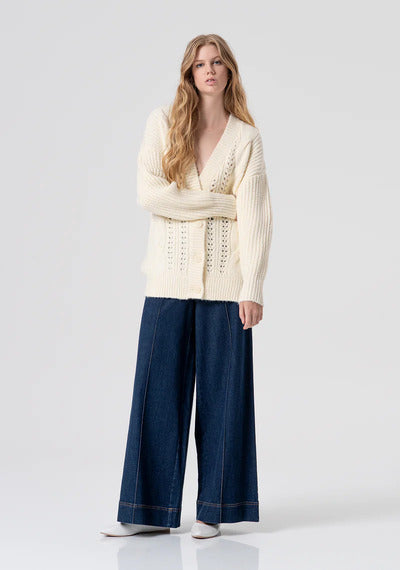 
                      
                        CARDIGAN COM DECOTE EM V
                      
                    