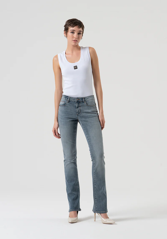 
                      
                        JEANS BOOTCUT
                      
                    