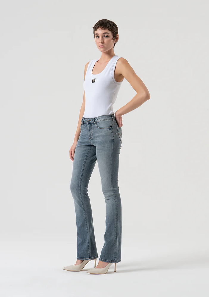 
                      
                        JEANS BOOTCUT
                      
                    