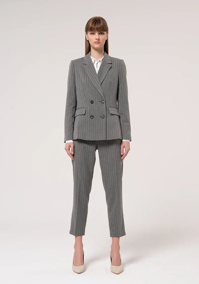 
                      
                        BLAZER RISCA DE GIZ
                      
                    