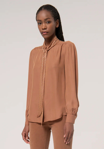 
                      
                        BLUSA DE SEDA
                      
                    