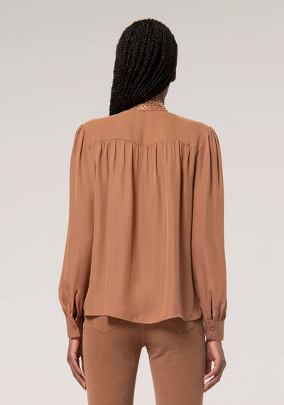
                      
                        BLUSA DE SEDA
                      
                    