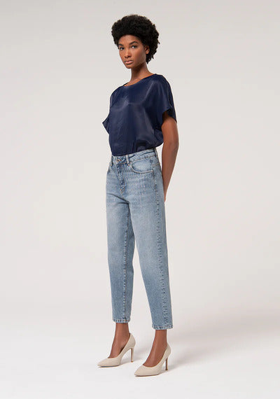 
                      
                        JEANS MOM FIT
                      
                    