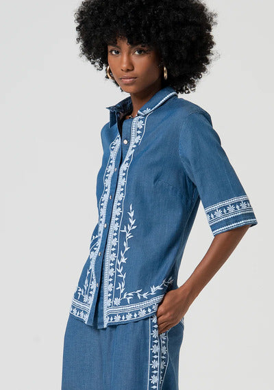 
                      
                        CAMISA COM BORDADOS
                      
                    