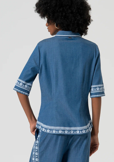 
                      
                        CAMISA COM BORDADOS
                      
                    